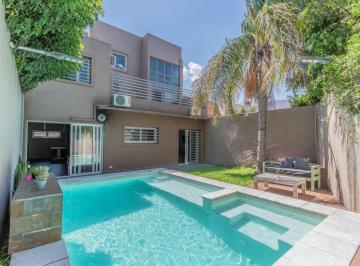 Casa · 242m² · 4 Ambientes · 2 Cocheras · Venta Casa 6 Ambientes con Cochera, Patio y Piscina Climatizada en Ramos Mejía