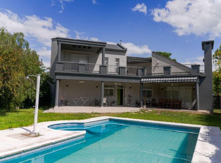 Casa · 306m² · 6 Ambientes · 2 Cocheras