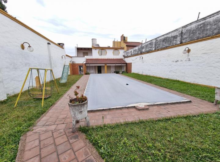 Casa · 5 Dormitorios · 2 Cocheras