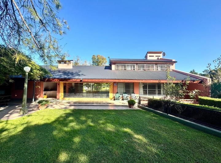 Casa · 8045m² · 8 Ambientes · 2 Cocheras