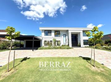 Casa · 426m² · 7 Ambientes · 1 Cochera · Excelente Casa en Venta de 500 m² Sobre Lote de 1741 m² en El Barrio El Tonó, Pilará, Al Golf