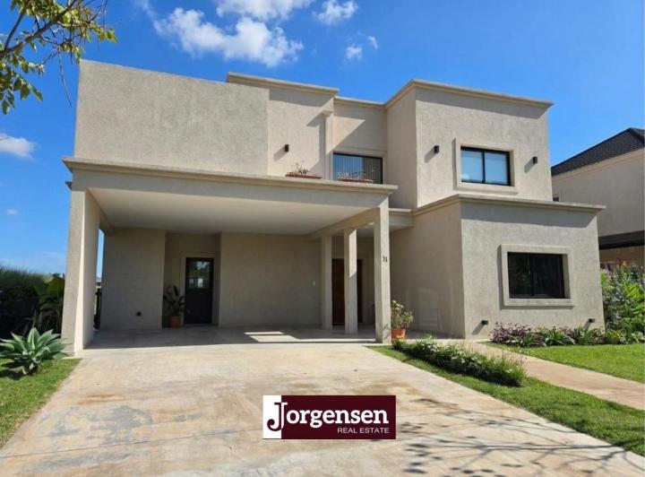Casa · 293m² · 7 Ambientes · 2 Cocheras