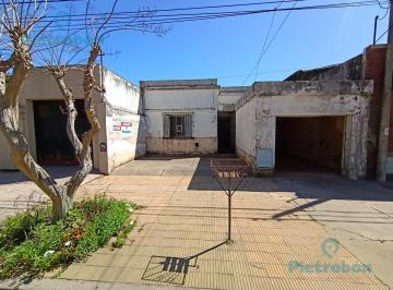 Casa · 144m² · 10 Ambientes · 1 Cochera · Casa a Demoler/ Reformar Sobre Lote con Gran Potencial