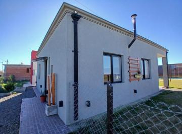 Casa · 80m² · 2 Ambientes · 1 Cochera · Imperdible Casa Moderna y Funcional, con Parque y Pileta Hormigón, Barrio Los Tilos de Domselaar