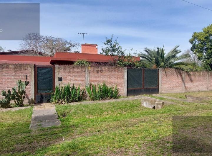 Casa · 1037m² · 3 Ambientes · 2 Cocheras