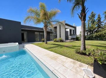 Casa · 208m² · 5 Ambientes · Casa a La Venta en El Barrio Santa Catalina Villanueva