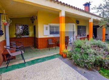 Casa · 232m² · 3 Ambientes · 1 Cochera · Casa + Apto + Galpón + Garaje en Barros Blancos