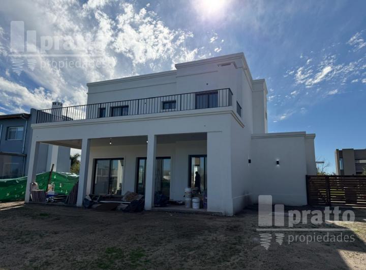 Casa · 180m² · 4 Ambientes · 2 Cocheras