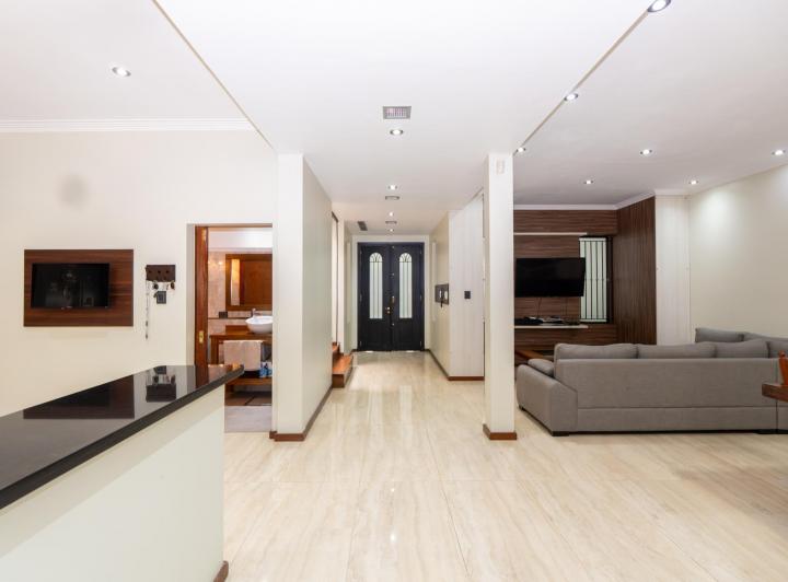 Casa · 360m² · 4 Ambientes · 2 Cocheras