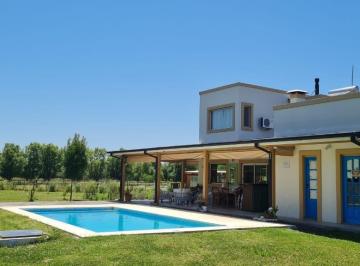 Casa · 215m² · 4 Ambientes · 6 Cocheras · Casa en Venta de 4 Ambientes en El Barrio El Malacate Club Hipico Exaltacion de La Cruz