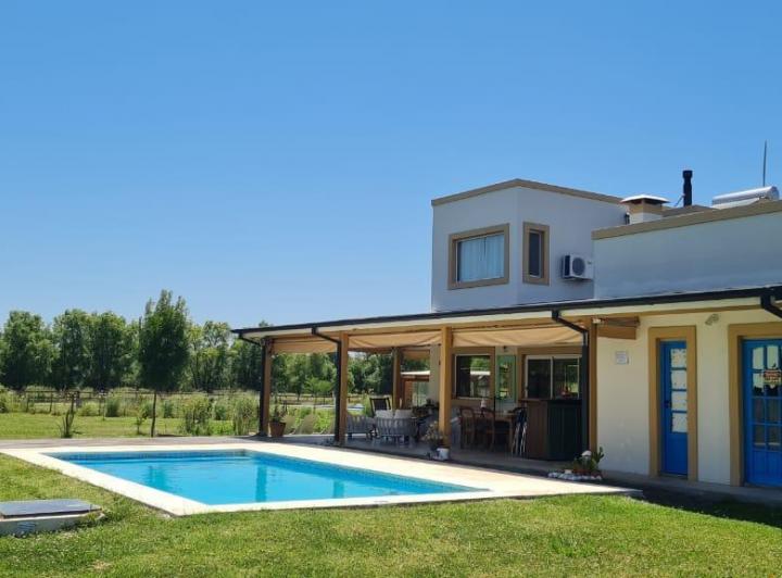 Casa · 215m² · 4 Ambientes · 6 Cocheras