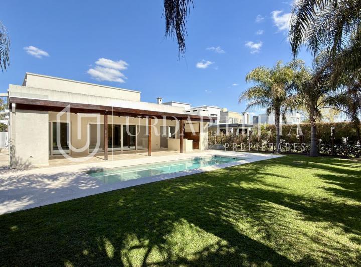 Casa · 386m² · 6 Ambientes · 2 Cocheras