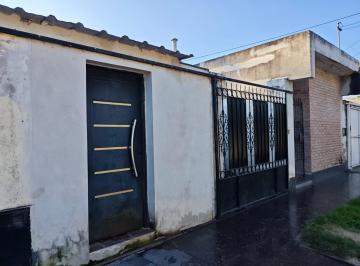 Casa · 270m² · 5 Ambientes · 1 Cochera · Venta Casa con Pileta| Barrio Los Flores