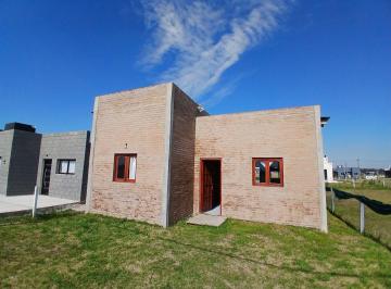 Casa · 60m² · 3 Ambientes · 1 Cochera · Súper Oportunidad por Casa a Terminar en Barrio Privado Estancias de Domselaar Venta