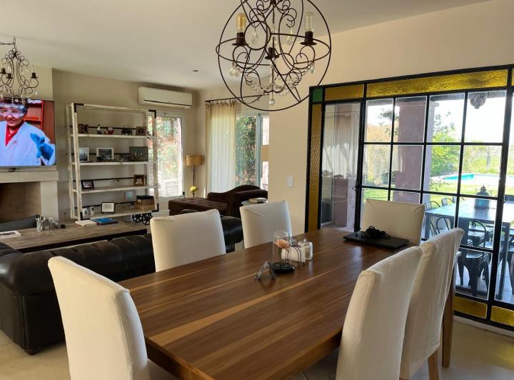Casa · 200m² · 5 Ambientes · 2 Cocheras