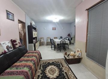 Casa · 200m² · 4 Ambientes · 4 Cocheras · Vende Casa en San José, Adrogué.