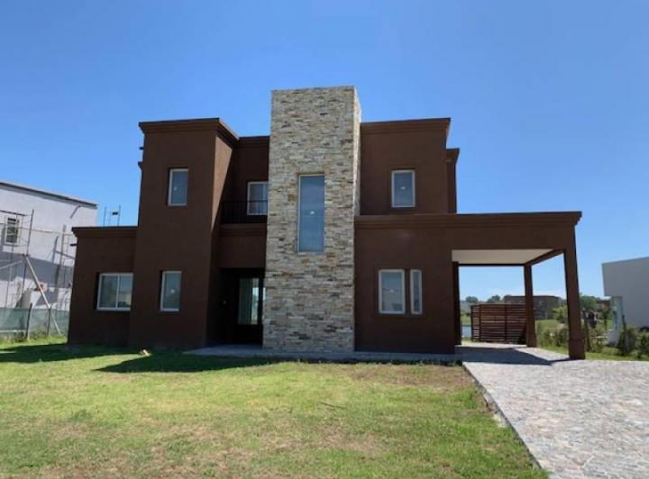 Casa · 200m² · 6 Ambientes · 1 Cochera