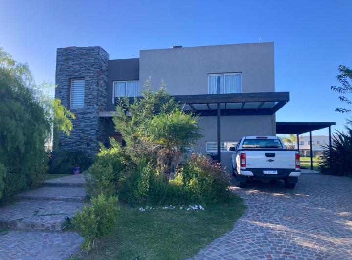 Casa · 280m² · 7 Ambientes · 4 Cocheras
