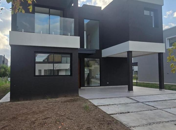 Casa · 237m² · 4 Ambientes · 2 Cocheras