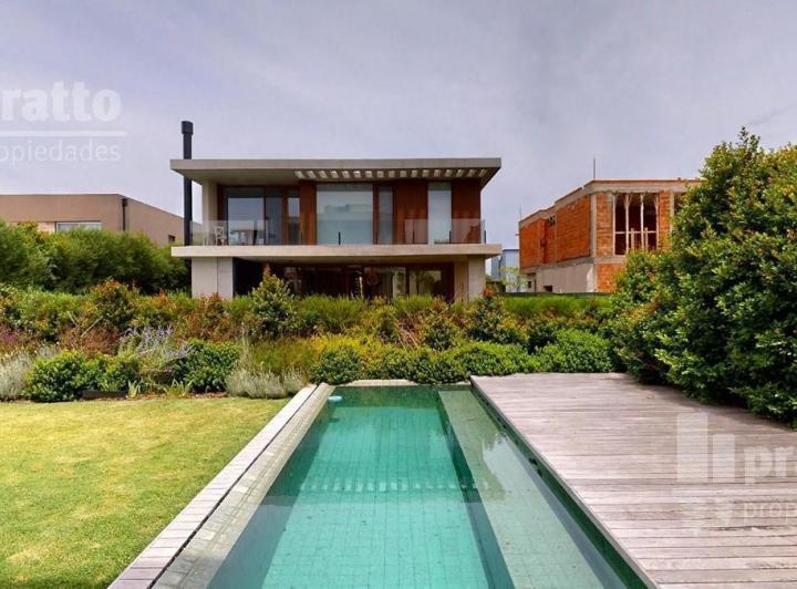 Casa · 281m² · 5 Ambientes · 2 Cocheras