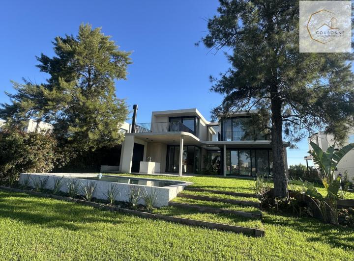 Casa · 302m² · 6 Ambientes · 6 Cocheras