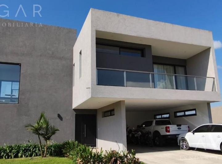 Casa · 240m² · 4 Ambientes · 4 Cocheras