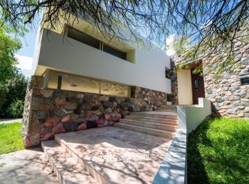Casa · 414m² · 5 Ambientes · 2 Cocheras · Casa de Categoría en Venta | Lomas de La Carolina