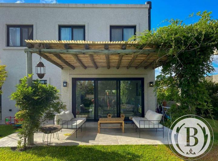 Casa · 220m² · 5 Ambientes · 2 Cocheras