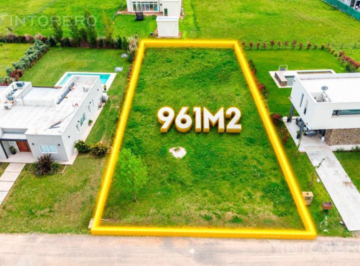 Terreno · 961m²