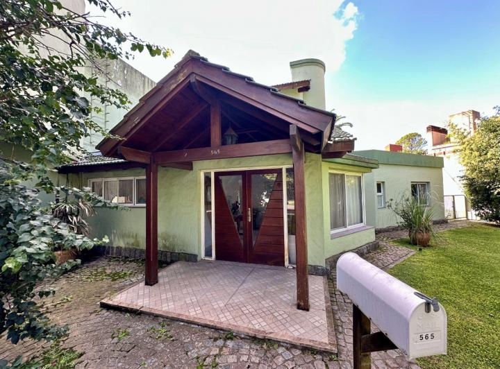 Casa · 380m² · 10 Ambientes · 2 Cocheras