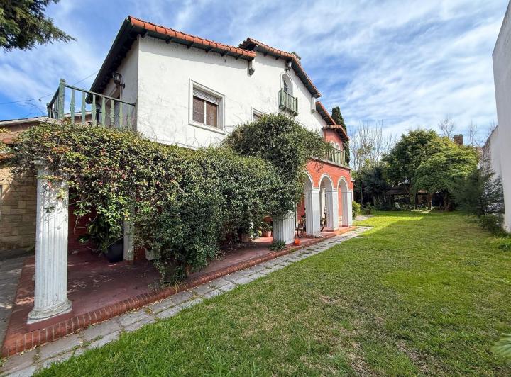 Casa · 800m² · 7 Ambientes · 1 Cochera