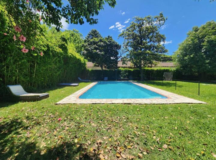Casa · 243m² · 6 Ambientes · 2 Cocheras