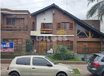 Casa · 360m² · 5 Ambientes · 2 Cocheras · Venta de Excelente Chalet de 5 Ambientes en Ramos Mejía con Quincho y Pileta