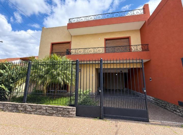 Casa · 180m² · 3 Ambientes · 2 Cocheras