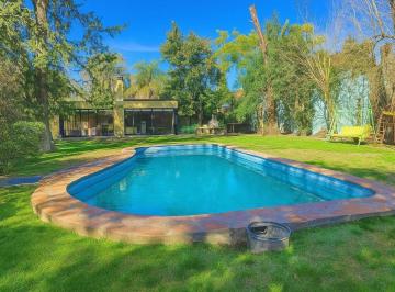 Quinta vacacional · 128m² · 2 Dormitorios · 4 Cocheras · Venta Quinta en Villa Udaondo Quincho y Pileta