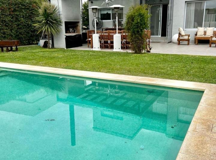 Casa · 220m² · 4 Ambientes · 2 Cocheras