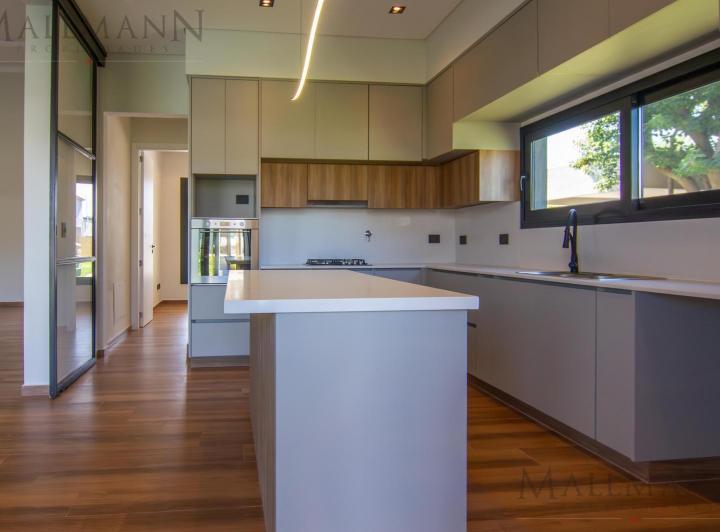 Casa · 228m² · 6 Ambientes · 2 Cocheras