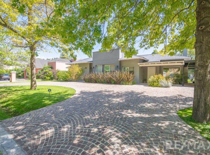 Casa · 200m² · 5 Ambientes · 3 Cocheras
