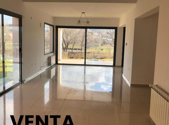 Casa · 208m² · 8 Ambientes · 2 Cocheras