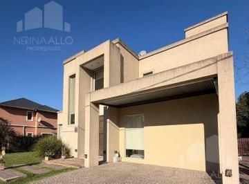 Casa · 240m² · 6 Ambientes · 4 Cocheras · Casa en Venta Altos del Sol Ituzaingo Norte Parque Leloir