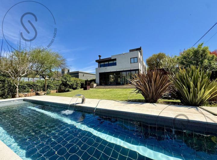 Casa · 388m² · 6 Ambientes · 2 Cocheras