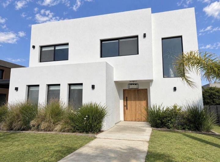Casa · 200m² · 5 Ambientes · 3 Cocheras
