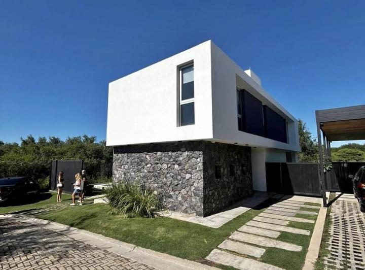 Casa · 450m² · 5 Ambientes · 2 Cocheras