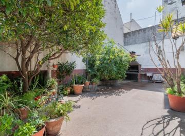 Casa · 140m² · 3 Ambientes · 1 Cochera · Casa en Venta de 3 Ambientes con Cochera Cubierta y Jardin con Parrilla - Parque Avellaneda