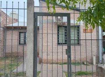Casa · 2 Dormitorios · 1 Cochera · Alquiler de Casa General Fernandez Oro