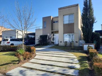 Casa · 200m² · 5 Ambientes · 1 Cochera · Casa en Alquiler en San Eduardo
