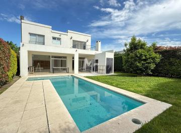 Casa · 200m² · 5 Ambientes · 1 Cochera · Casa en Alquiler en San Eduardo
