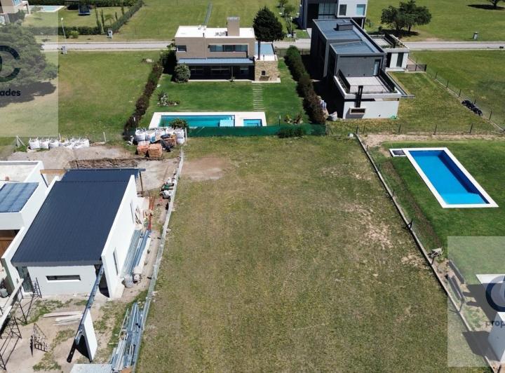 Terreno · 912m²