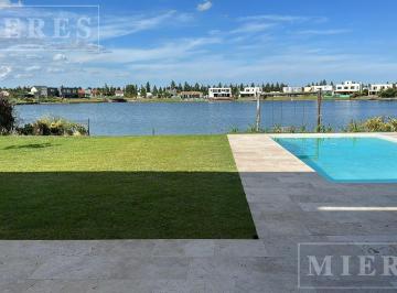 Casa · 324m² · 6 Ambientes · Casa en Alquiler de Verano en El Barrio San Gabriel, Villa Nueva
