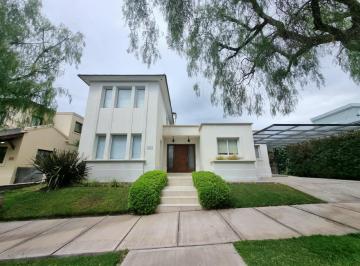 Casa · 235m² · 5 Ambientes · Casa en Alquiler